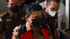 Mahkamah Agung mengubah vonis Ferdy Sambo dari hukuman mati menjadi hukuman penjara seumur hidup pada Selasa (8/08)
