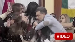 மெக்ஸிகோ நாடாளுமன்றத்தில் முடியைப் பிடித்து இழுத்து சண்டையிட்ட உறுப்பினர்கள்