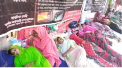 প্রেসক্লাবের সামনে শ্রমিক
