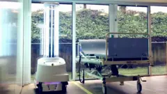 হাসপাতালের ওয়ার্ডে জীবাণু নাশ করছে ইউভি রোবট