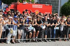 Una multitud en Gondomar, observa en silencio tras una barrera el funeral de Diogo Jota y André Silva