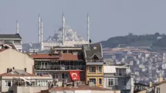 Мечеть Чамлыджа и жилые дома в районе Бешикташ после землетрясения магнитудой 6,2, произошедшего у побережья Стамбула 24 апреля 2025 года в Стамбуле, Турция.