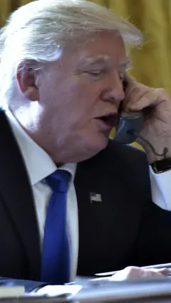 Трамп говорить телефоном
