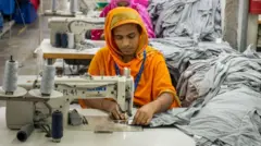 बांग्लादेश में महिला कर्मचारी