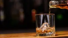 ગ્લાસ અને દારૂની બોટલનો ફોટોગ્રાફ