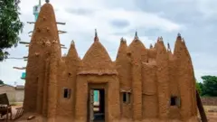 Masjid bergaya Sudano-Sahelian di Kouto, Pantai Gading