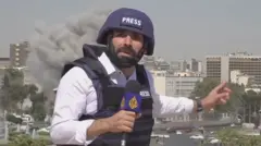 Reporter tokom napada na sedište sirijske vojske