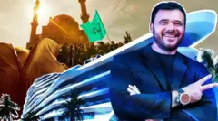 تصویرسازی یک مرد در جلوی تصویر لبخندزنان، با دو انگشتش علامت پیروزی نشان می‌دهد پشت سراو کشتی تفریحی و مسجد و تعدادی مسلمان که پرچم سبز به دست گرفته‌اند