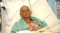 الکساندر لیتویننکو دو هفته پس از مسموم شدن با پولونیوم در بیمارستان درگذشت. این عکس او در روزهای آخر، به یکی از معروف‌ترین عکس‌های خبری-سیاسی جهان تبدیل شده است