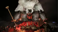 Iste večeri, Surva se obeležava i u susednom selu Košarevo. Očigledna je razlika u tradiciji izrade kostima: survakarski kostimi Košareva uvek su crvene boje dok maske, koje mogu biti veoma složenih oblika karakteriše upotreba perja kao i celih ptičjih krila.