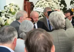 Presidente Luiz Inácio Lula da Silva participa do velório do jornalista Mino Carta, no cemitério São Paulo