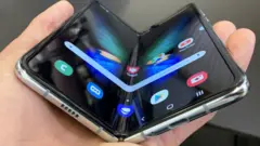 Galaxy Fold akıllı telefonların ekranı ortadan ikiye katlanıyor.