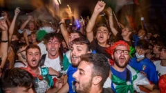 İtalyan taraftarlar seviniyor