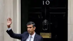 수낙 총리는 총리 관저 밖 연설을 통해 경제적 안정과 신뢰를 약속하는 한편 영국과 당이 통합될 수 있길 바란다고 밝혔다