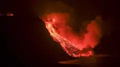 Lava do vulcão de La Palma chega ao oceano Atlântico