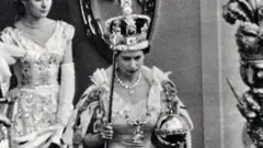 ملکه الیزابت در مراسم تاجگذاری خود، در حالی که کوپال سلطنتی را حمل می‌کند، ستاره آفریقا را در دست راست خود گرفته است