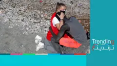 عنصرية وتهديدات بعد معانقة متطوعة لمهاجر في سبتة