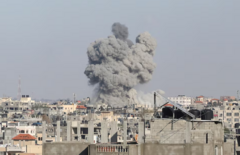 آثار قصف إسرائيلي في مدينة رفح الفلسطينية 