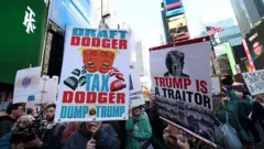 뉴욕 타임스퀘어에 수천 명 시민들이 모여 트럼프 대통령에 반대하는 내용이 적힌 피켓을 들고 있다