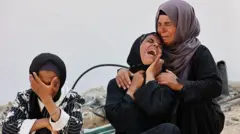 Mujeres en Gaza lloran.