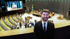 Rodolfo Canônico com o plenário do Congresso ao fundo