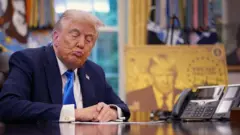 Дональд Трамп подписывает свой указ