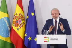 O presidente brasileiro Luiz Inácio Lula da Silva concede entrevista coletiva durante a Cúpula Espanha-Brasil em Barcelona, ​​na Espanha, em 17 de abril de 2026.