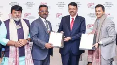 स्वित्झर्लंडमधील दावोस येथे आयोजित वर्ल्ड ईकॉनॉमिक फोरम म्हणजेच जागतिक आर्थिक परिषदेच्या वार्षिक बैठकीत पहिल्याच दिवशी महाराष्टर सरकारनं विविध कंपन्याबरोबर तब्बल 14 लाख 50 हजार कोटी रुपयांच्या गुंतवणूक करारांवर स्वाक्षऱ्या केल्या.