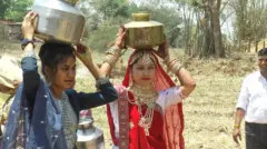 પાણીનું બેડુ ભરીને જતા દુલ્હન આમના અને તેમની બહેનપણીઓ