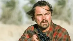 Leonardo DiCaprio con un rifle en la mano