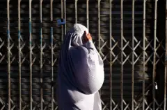 지난 25일 부르카를 입은 여성이 아프가니스탄 칸다하르의 거리를 걷고 있다