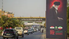 صورة كبيرة لعلي خامنئي على جانب طريق سريع في النجف 