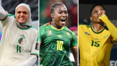 Un triptyque montrant Lina Boussaha, Naomi Eto et Refiloe Jane célébrant leurs buts lors de la Coupe d'Afrique des nations féminine 2026. Boussaha porte un foulard blanc et le maillot de l'Algérie orné d'un numéro 11 vert, Eto un maillot vert du Cameroun avec un numéro 10 jaune, et Jane un maillot jaune de l'Afrique du Sud avec un numéro 15 vert sur la poitrine. Boussaha serre les dents et lève le bras droit, Eto affiche un large sourire et Jane a le pouce dans la bouche tandis qu'elle lève les yeux au ciel en cachant un ballon de football sous son maillot.