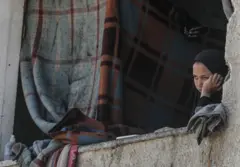 창 밖을 내다보는 가자지구 주민