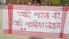 ज़ुबिन गर्ग को न्याय देने की मांग करती एक लड़की.