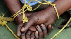 Afurasi ti wọn so ọwọ rẹ mọ ẹyin pẹlu okun