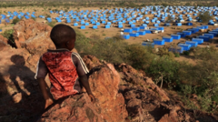 طفل يطل على مخيم للاجئين.