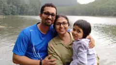 జొహన్నా తన అమ్మమ్మ, తాతలను కలుసుకోవడానికి ఇండియా వెళ్లింది