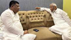সিলেট সিটি কর্পোরেশনের বর্তমান মেয়র আনোয়ারুজ্জামান চৌধুরীর সঙ্গে সাবেক মেয়র আরিফুল হক চৌধুরী