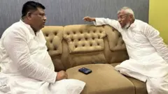সিলেট সিটি কর্পোরেশনের বর্তমান মেয়র আনোয়ারুজ্জামান চৌধুরীর সঙ্গে সাবেক মেয়র আরিফুল হক চৌধুরী