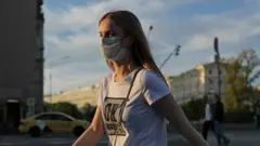 Девушка в маске