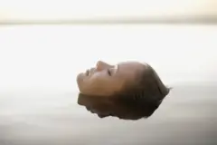 Le visage d'une femme sur l'eau