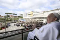 Papa Francisco cumprimenta os fiéis em frente ao hospital em Roma