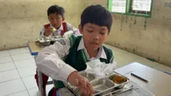 Siswa di SD Rancakasumba Kota Bandung sedang melahap lauk dalam makan bergizi gratis yang disajikan oleh SPPG Lapas Sukamiskin, Selasa (12/05/2026).