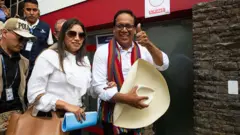 Roberto Sánchez, candidato presidencial del partido Juntos por el Perú, en el centro, se retira tras emitir su voto en un colegio electoral durante la segunda vuelta de las elecciones en Lima, Perú.