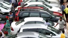 ঢাকায় রাজধানী হাই স্কুলের প্রাঙ্গণে প্রতি শুক্রবার বসা রিকন্ডিশনড গাড়ির একটি জনপ্রিয় বাজার