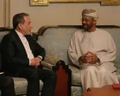 El ministro de Asuntos Exteriores de Irán, Abbas Araghchi se reúne con el ministro de Asuntos Exteriores de Omán, Sayyid Badr Hamad Al Busaidi.