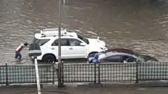 मुंबईत गेल्या दोन दिवसांपासून सुरू असलेल्या मुसळधार पावसानं मुंबईकरांच्या दैनंदिन आयुष्याची वाताहात केली आहे.