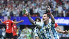 Messi attığı golden sonra seviniyor.