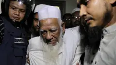 শুক্রবার ঢাকার একটি হাসপাতালে মারা যান আহমদ শফী